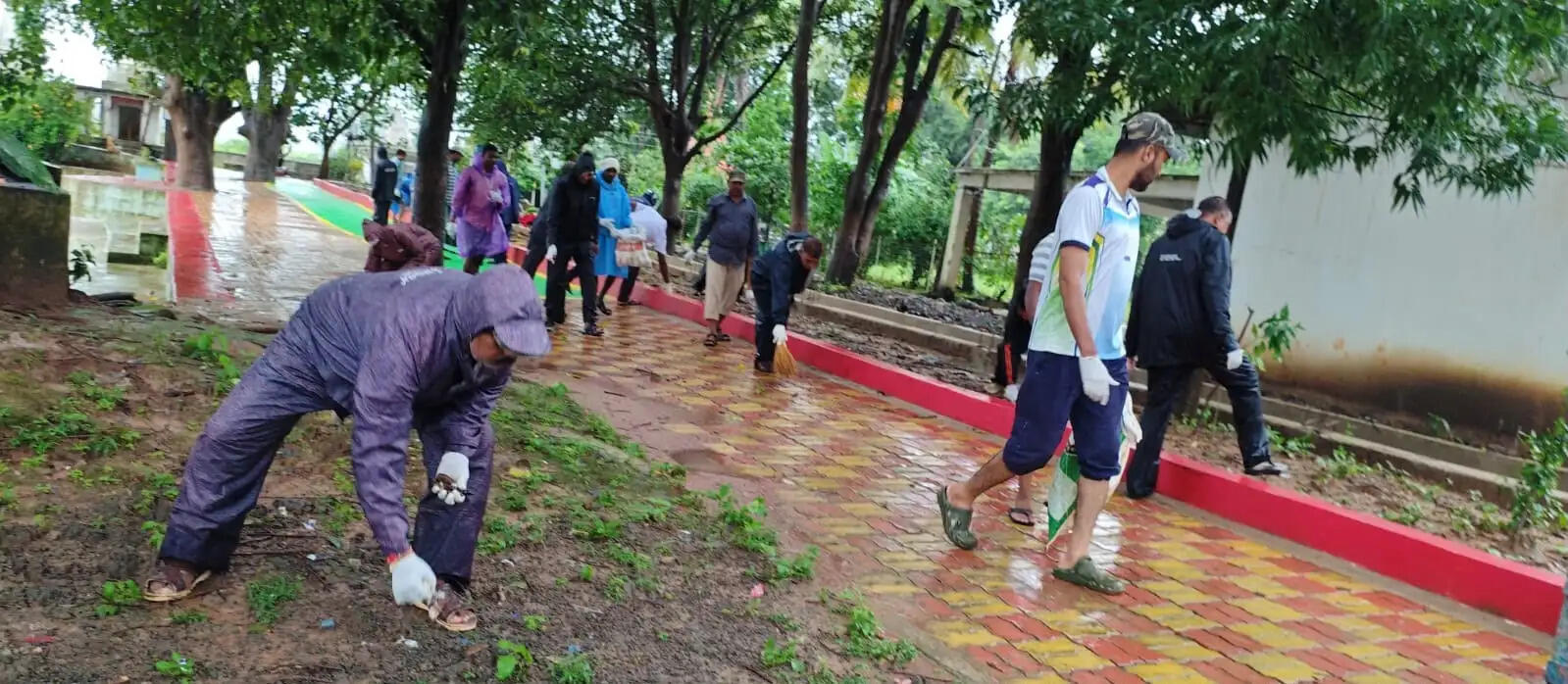 जलस्रोतों की सफाई कर दिया स्वच्छता और संरक्षण का संदेश नदी घाटों और जलस्रोतों पर चला ‘सेवा मेरा योगदान’ अभियान