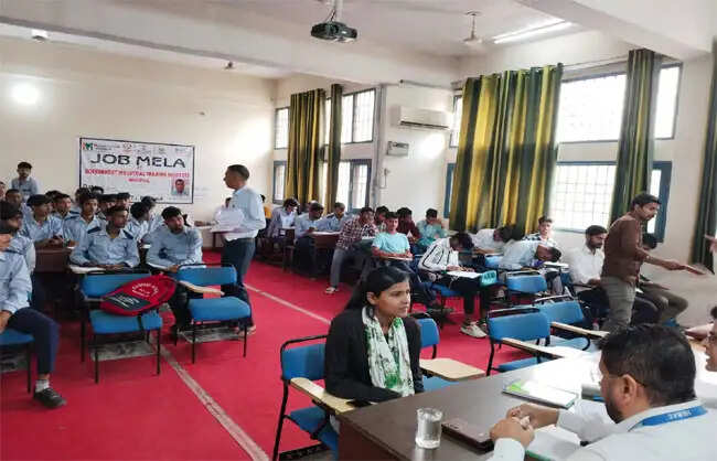 नारनौल आईटीआई में आयोजित जॉब मेले में 509 छात्रों का चयन