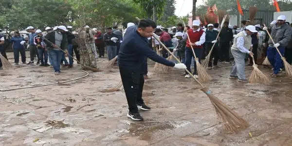 बलौदाबाजार : सिद्धेश्वर मंदिर परिसर पलारी में कलेक्टर ने लगाई झाडू