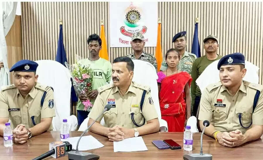 छत्तीसगढ़ के कवर्धा में इनामी नक्सली दंपति का आत्मसमर्पण, सात लाख का है इनाम