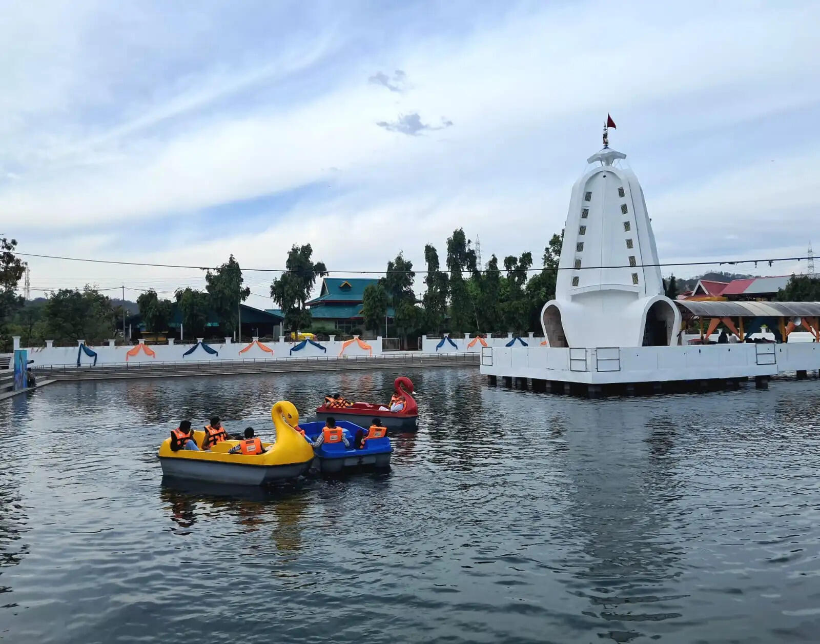 सिद्धपीठ त्रिलोकपुर में धार्मिक पर्यटन को लगेंगे नए पंख,शिव मंदिर तालाब के पास स्थापित हुआ सेल्फी पॉइन्ट&nbsp; और बोटिंग&nbsp;हुई शुरू&nbsp;