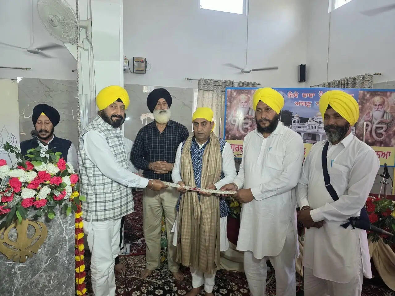 ऐतिहासिक गुरुद्वारा चरण कमल साहिब पहुंचे विधायक राजीव जसरोटिया, टेका माथा