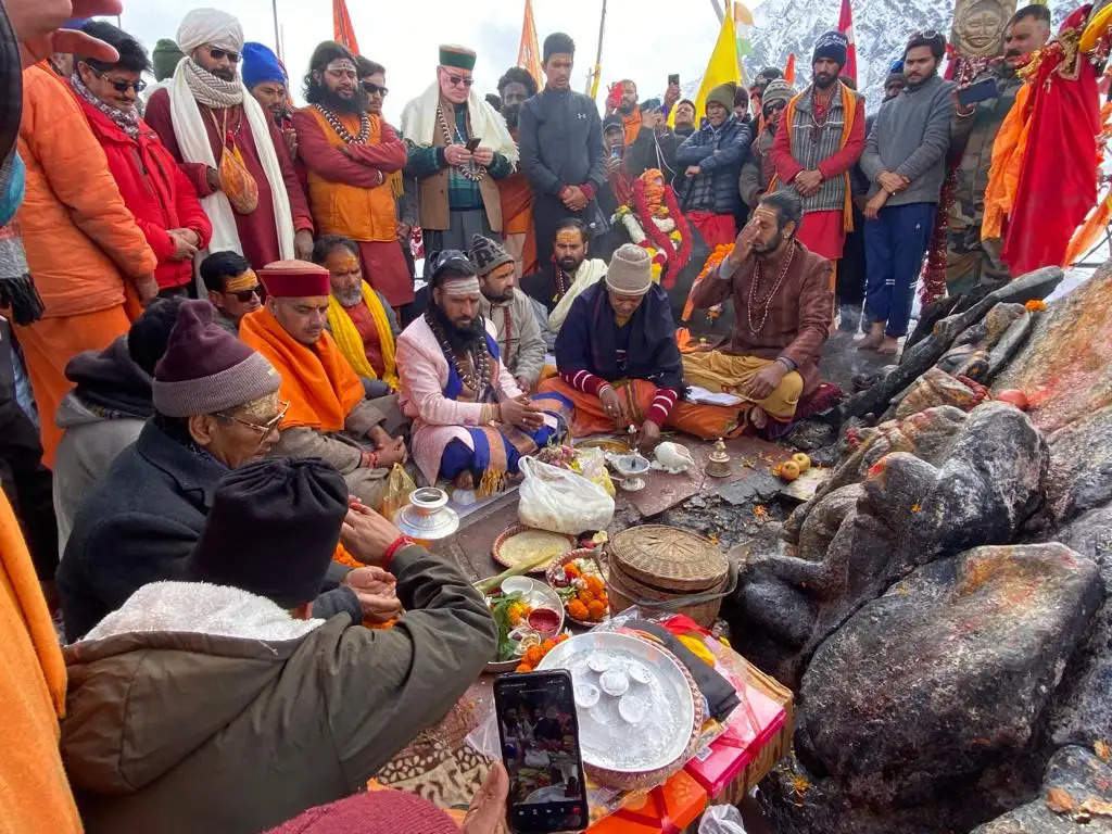 बर्फबारी के बीच भकुंट भैरवनाथ के कपाट हुए बंद