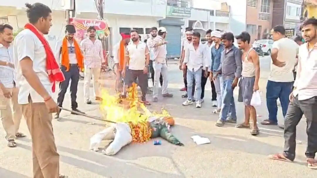 हिन्दू समाज पार्टी ने तमिलनाडु के पूर्व मुख्यमंत्री का पुतला फूंका