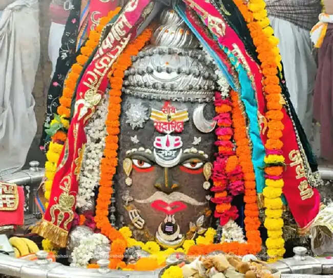 बाबा महाकाल का आलौकिक शृंगार, सांसद मनोज तिवारी ने किया जलाभिषेक