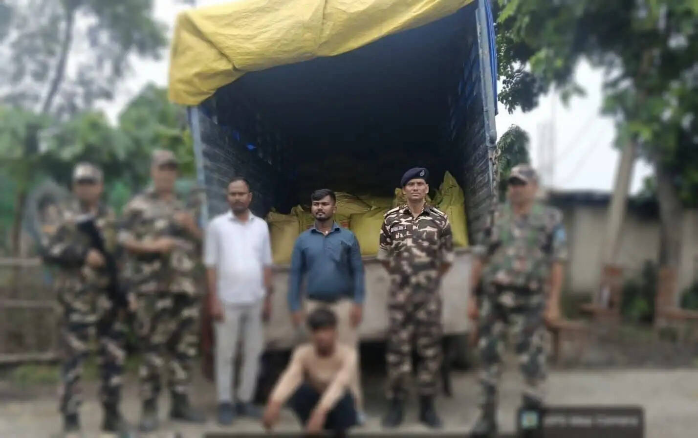78 बोरी यूरिया और मिनी ट्रक जब्त, एक गिरफ्तार