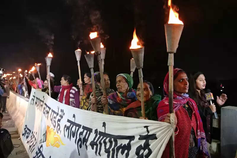 भोपाल गैस त्रासदी की 40वीं बरसी की पूर्व संध्या पर निकाली गई मशाल रैली