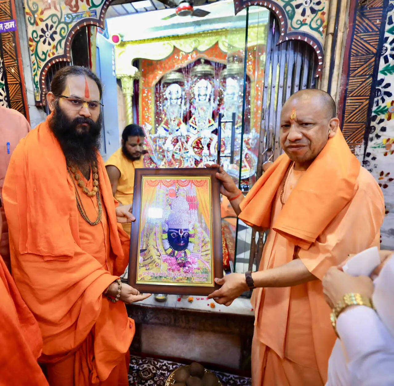 मुख्यमंत्री योगी ने चित्रकूट के प्रमुख संतों के साथ लगाई कामदगिरि पर्वत की पंचकोसी परिक्रमा