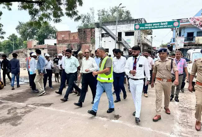 महाप्रबंधक ने प्रयागराज-मानिकपुर रेलखंड का निरीक्षण कर दिये निर्देश