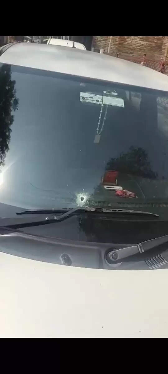 टोलप्लाज़ा के कट पर वसूली को लेकर भिड़े दो पक्ष, पिस्टल छाेड़कर भागा युवक