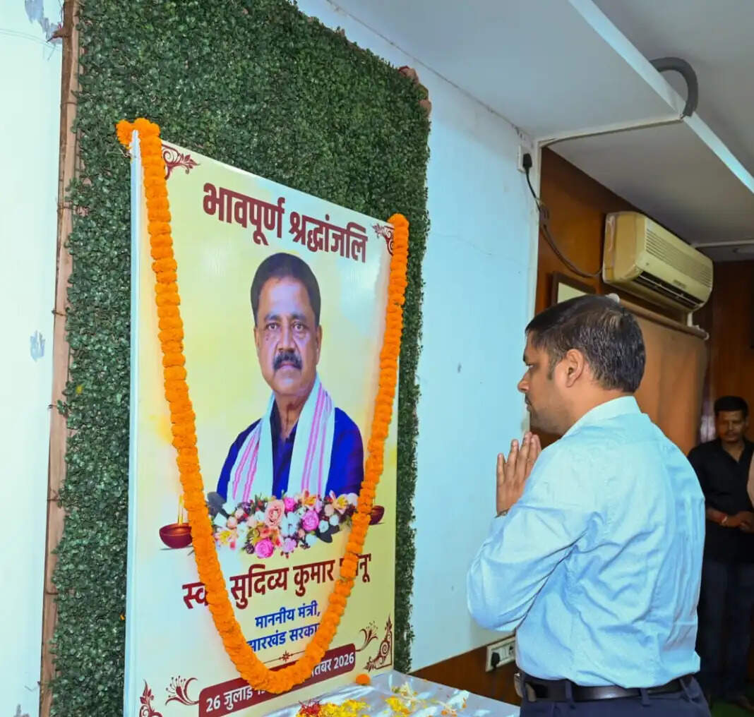 मंत्री के निधन पर जिला प्रशासन ने दी भावपूर्ण श्रद्धांजलि