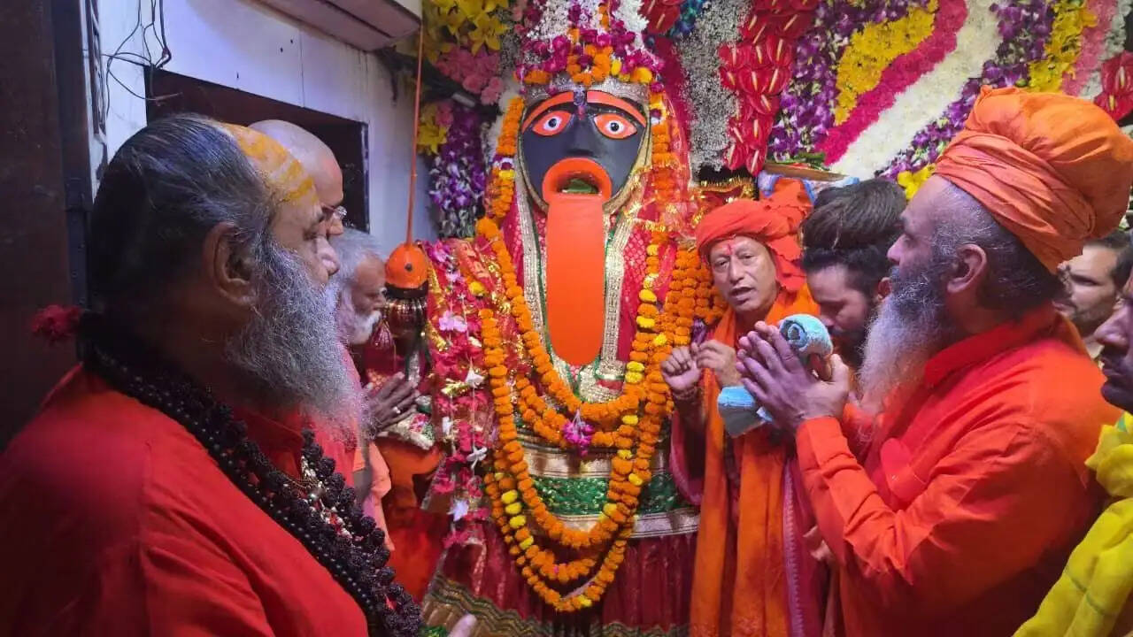 मुरादाबाद में शारदीय नवरात्र प्रारंभ होने पर घरों से मंदिरों तक हुई घट स्थापना