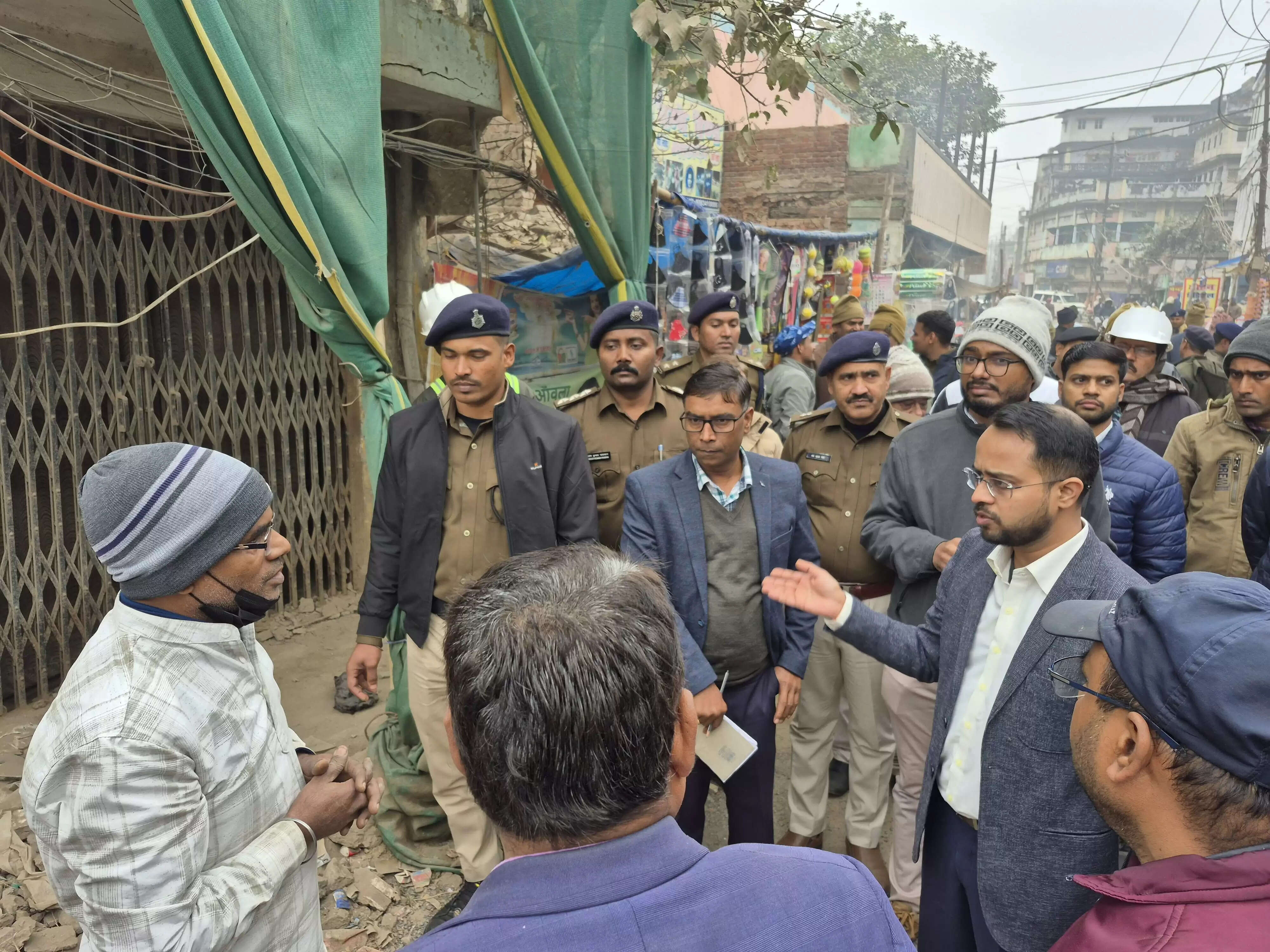 डबल डेकर निर्माण में तेजी लाने हेतु जिलाधिकारी और एसएसपी ने किया स्थलीय निरीक्षण