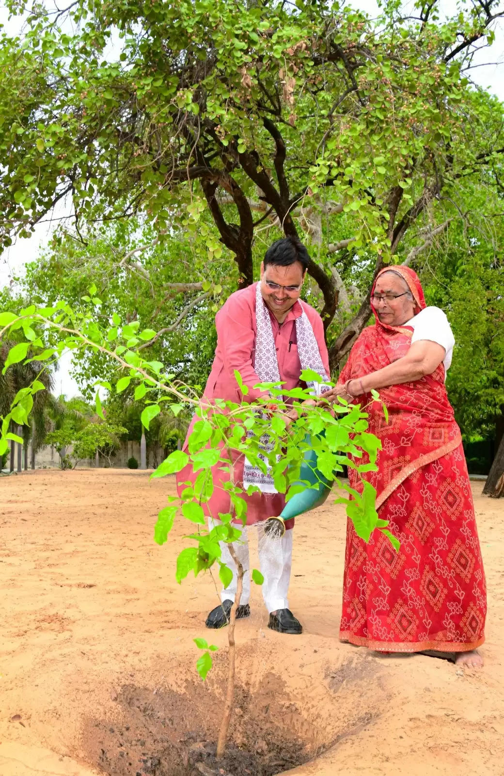 मुख्यमंत्री ने अपनी माता के साथ पौधरोपण कर किया 'एक पेड़ मां के नाम' अभियान का शुभारंभ