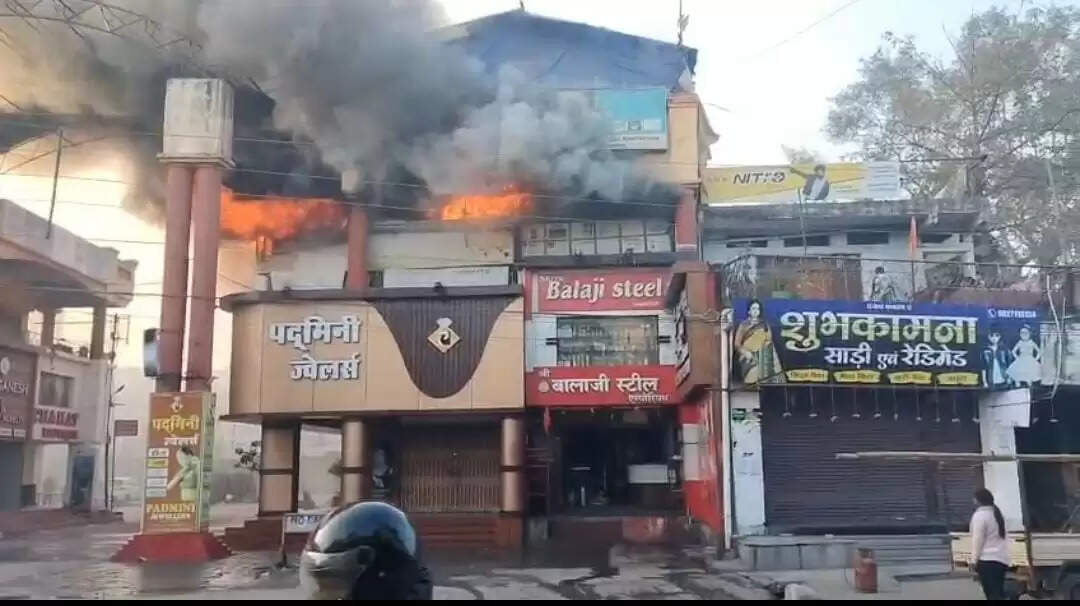 काेरबा&nbsp;में&nbsp;पद्मिनी ज्वेलर्स की&nbsp;दुकान&nbsp;में लगी&nbsp;भीषण&nbsp;आग, माैके&nbsp;पर&nbsp;पहुंचे&nbsp;दमकलकर्मी