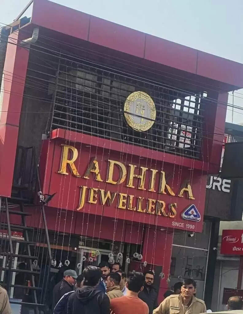 ज्वेलर्स की दुकान में चोरी, तलाश में जुटी पुलिस
