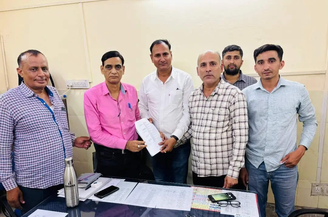 शिक्षकों ने की मूल्यांकन के भुगतान की मांग, ज्ञापन सौंपा