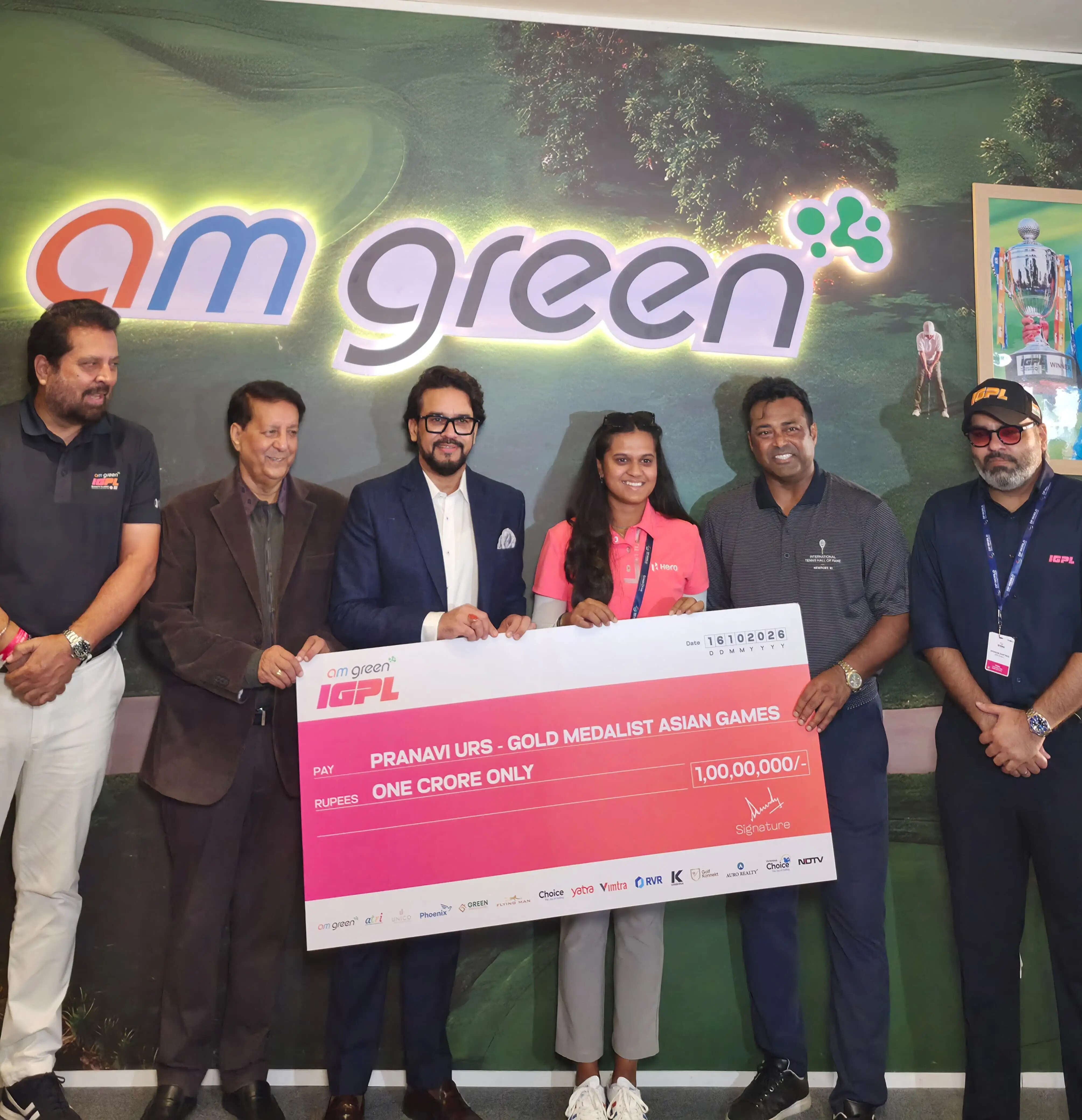 एशियाई खेलों में स्वर्ण जीतने वाली प्रणवी उर्स को अनुराग ठाकुर ने एक करोड़ रुपये का चेक देकर किया सम्मानित