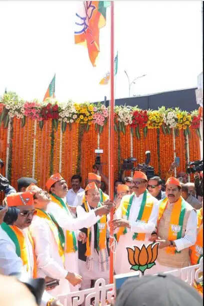 पंकज चौधरी ने भाजपा कार्यालय पर किया ध्वजारोहण, कहा 2027 के विधानसभा चुनाव में लगायेंगे हैट्रिक