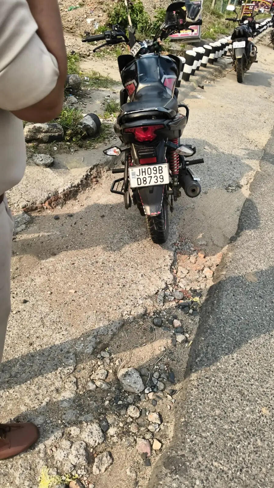 अज्ञात वाहन की चपेट में आने से बाइक सवार युवक घायल