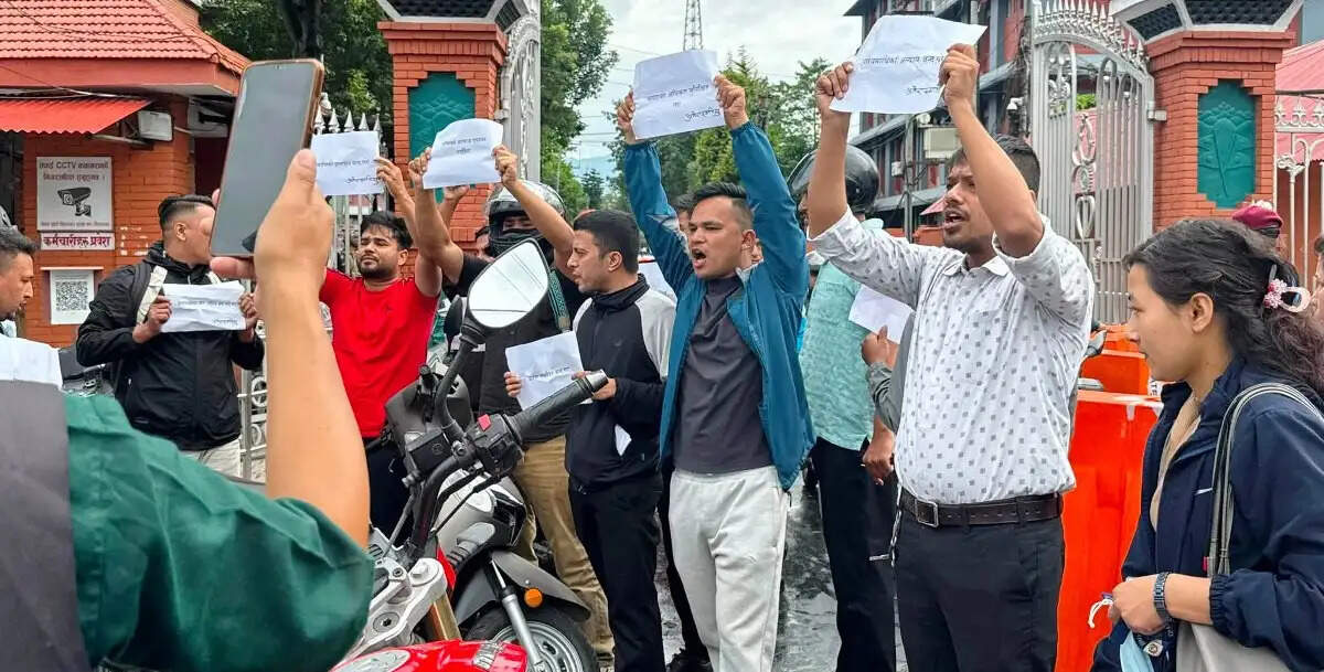 नेपाल में सिंहदरबार के मुख्य द्वार पर छात्रों का सरकार के खिलाफ प्रदर्शन, सात हिरासत में