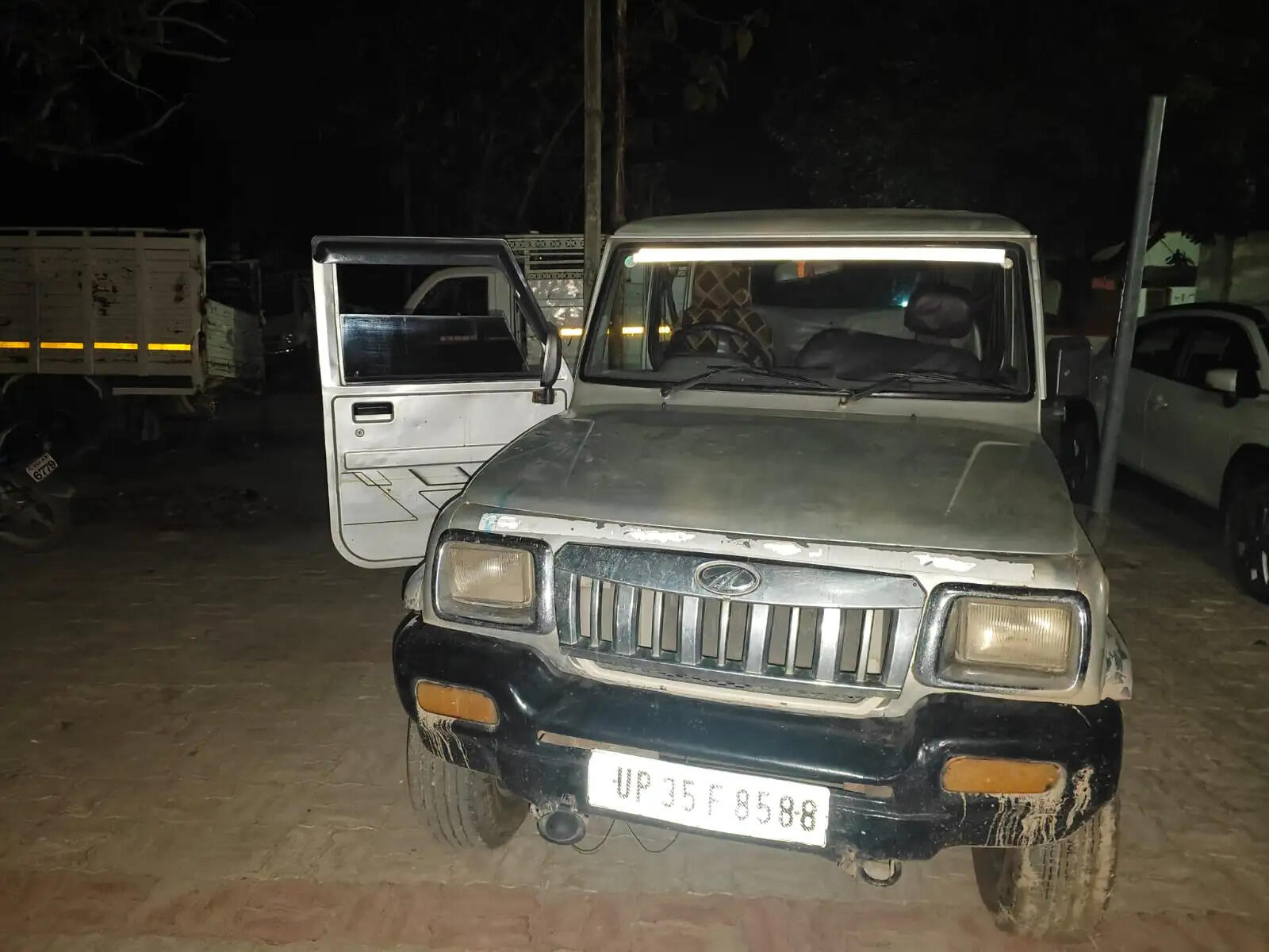 देवरिया में पुलिस ने तीन गोवंश और एक बोलेरो वाहन किया बरामद