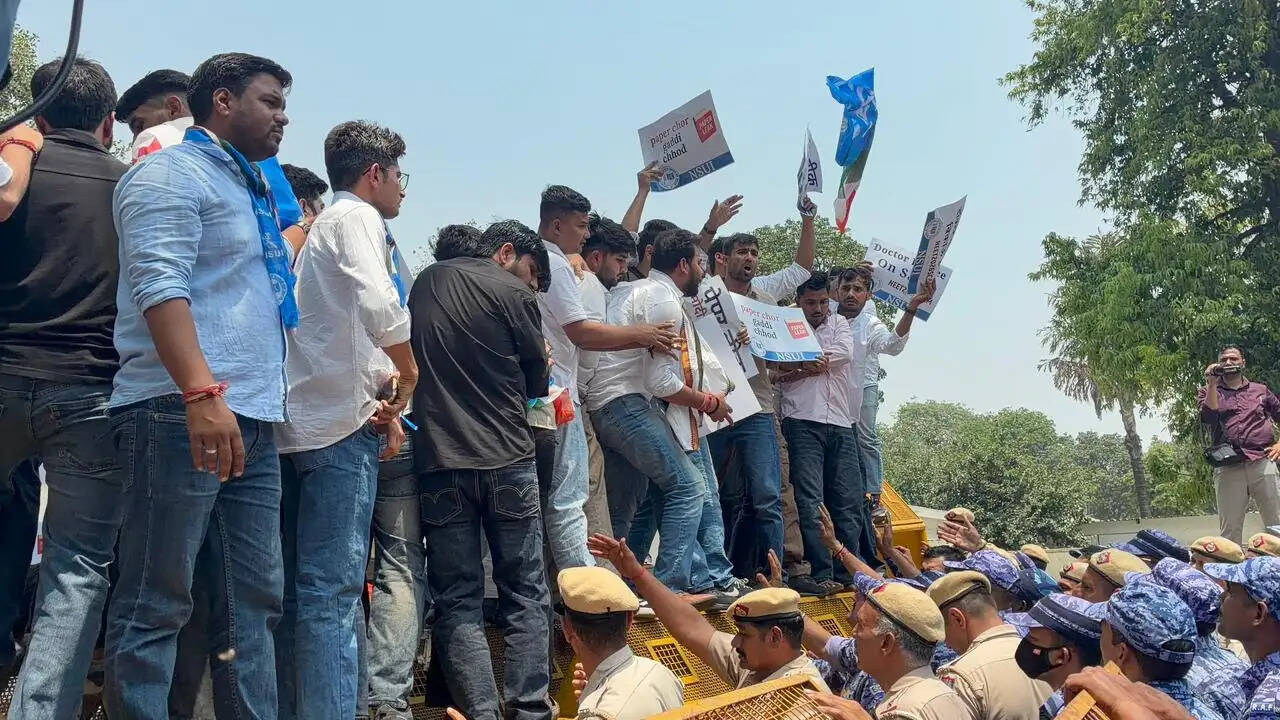 एनएसयूआई ने नीट प्रश्नपत्र लीक के विरोध में किया प्रदर्शन
