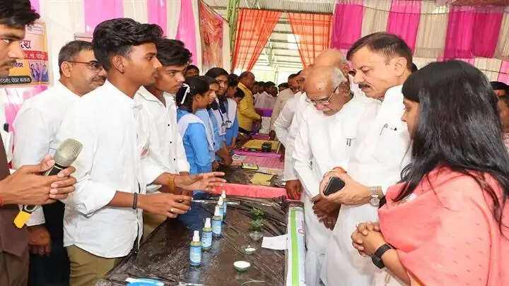 समर्पित भाव से पढ़ाई करने पर सफलता आपके कदम चूमेगीः मंत्री उदय प्रताप सिंह