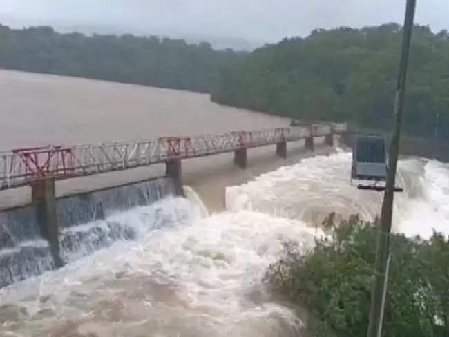 कोल्हापुर में पंचगंगा नदी ने खतरे के निशान को किया पार, 483 लोगों को सुरक्षित स्थल पर पहुंचाया गया