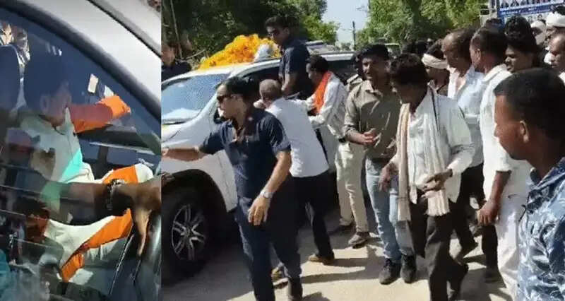 पांढुर्णा: सूखी फसल लेकर किसानों ने रोका मुख्यमंत्री का काफिला, कर्ज माफी और सूखाग्रस्त घोषित करने की मांग