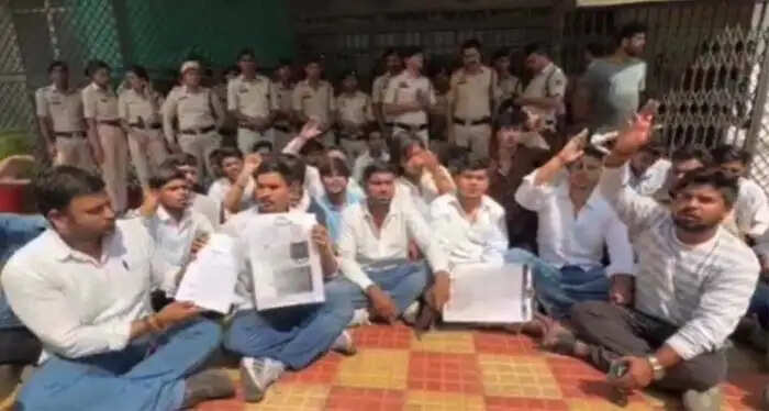 12वीं हिंदी पेपर लीक होने के कथित आरोप काे लेकर एनएसयूआई ने सीजीबीएसई का किया घेराव, जांच की मांग