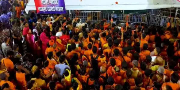 देवघर में बाबा बैद्यनाथ धाम में पहली सोमवारी पर 3.17 लाख श्रद्धालुओं ने किया जलार्पण