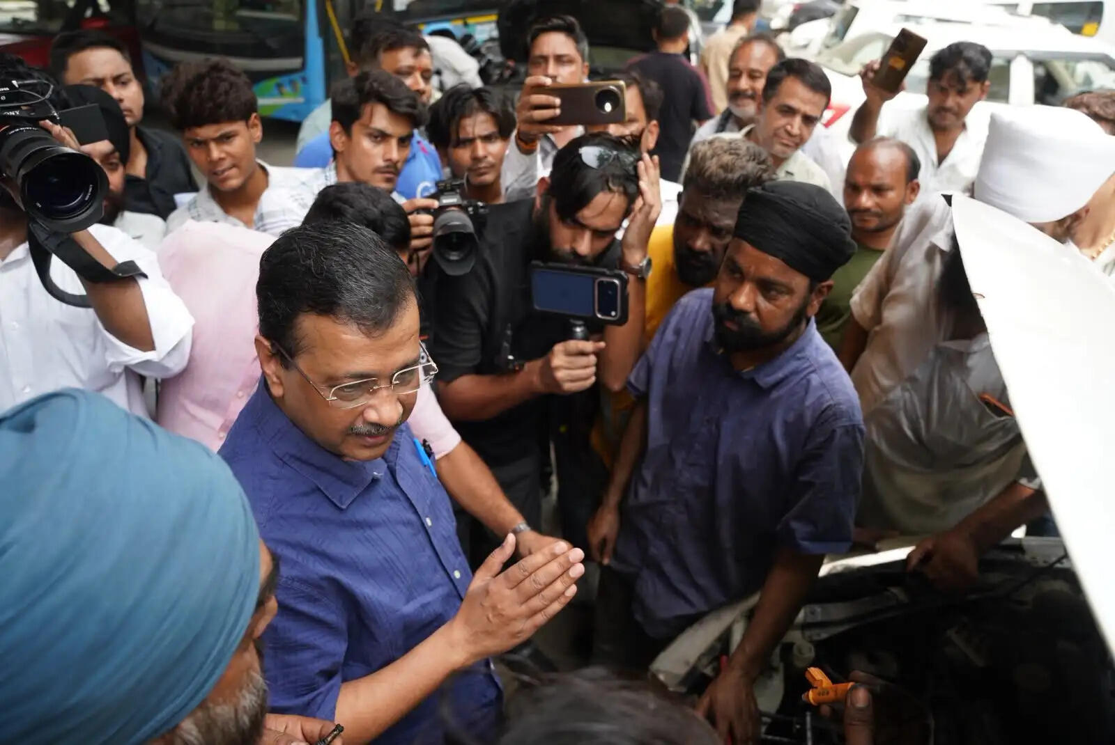 ई20 ईंधन के मुद्दे पर केजरीवाल पहुंचे पेट्रोल पंप, लोगो से किया संवाद