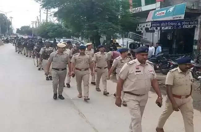 रेवाड़ीः धारूहेड़ा में पुलिस ने निकाला फ्लैग मार्च