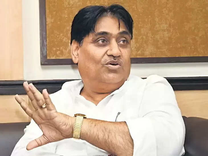 पाठ्यपुस्तकें हटाने पर सियासी घमासान: डोटासरा ने सरकार को घेरा