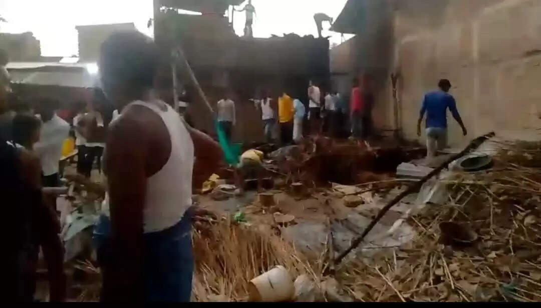 गैस सिलेंडर से लगी आग से मां व दो बेटियों की जलकर मौत,पिता पुत्र भी झुलसे