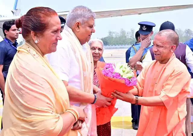 उपराष्ट्रपति पहुंचे लखनऊ, राज्यपाल व मुख्यमंत्री ने किया स्वागत
