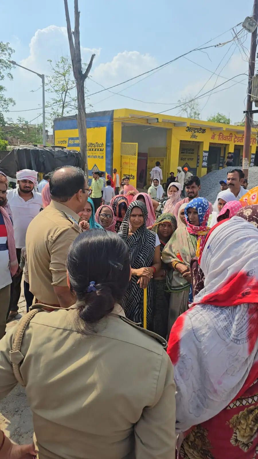 बिजली-पानी संकट से उबले लोग, हाईवे पर लगाया जाम