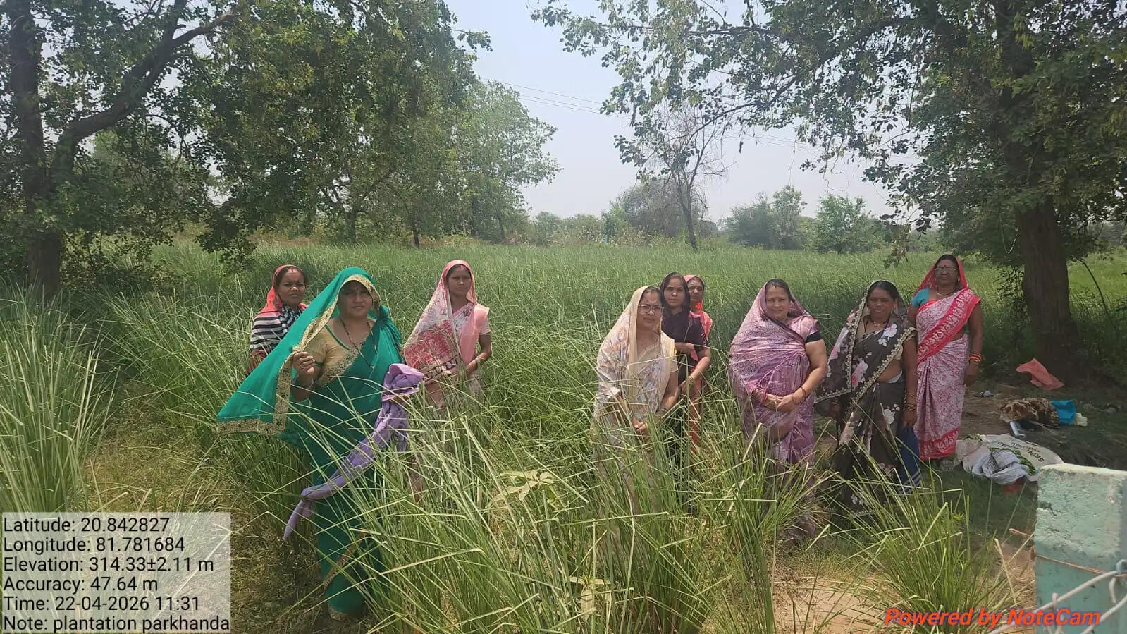 खस की खुशबू से बदली तकदीर, परखंदा बना महिला सशक्तिकरण और हरित विकास का मॉडल