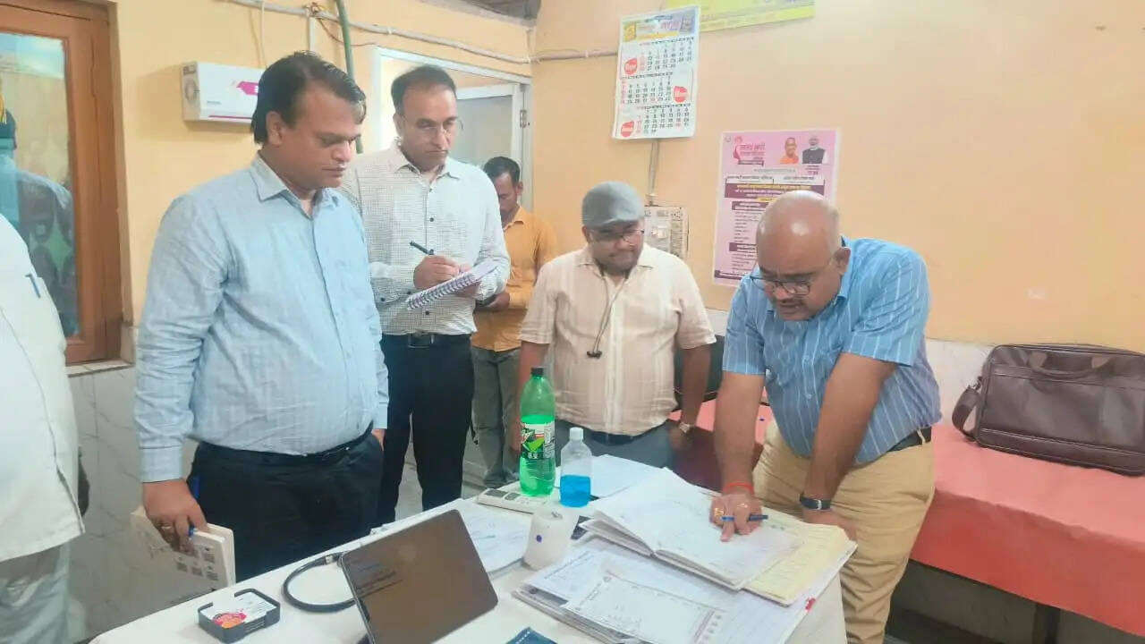 डीएम ने अहिरवां स्वास्थ्य केंद्र का लिया जायजा, फार्मासिस्ट अनुपस्थित मिलने पर वेतन कटौती के निर्देश