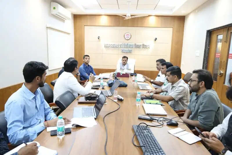 ई-संजीवनी सेवाओं को प्रभावी बनाने के लिए प्रशिक्षण व अधोसंरचना की कमियों को प्राथमिकता से करें दूर : उप मुख्यमंत्री शुक्ल