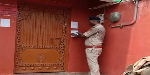 फरार सरपंच के घर पुलिस ने चिपकाया इश्तेहार