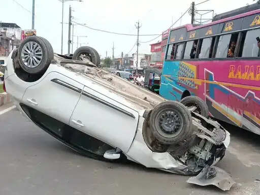 सिंगरौली में दो कारों की आमने-सामने भिड़ंत, एक पलटी,&nbsp;स्कूल जा रहे बच्चे समेत कई लोग घायल