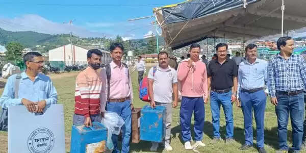 चंपावत में त्रिस्तरीय पंचायत चुनाव के द्वितीय चरण की पोलिंग पार्टियां रवाना