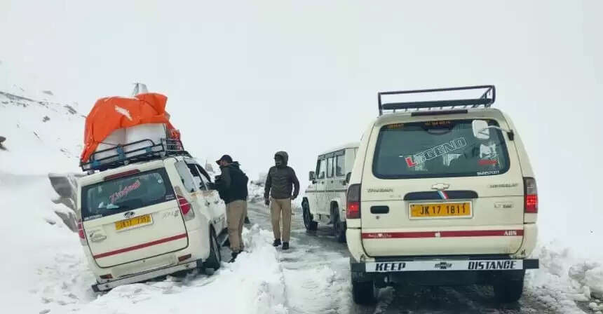 अनंतनाग पुलिस ने सिंथन टॉप पर फंसे एक यात्री वाहन को सफलतापूर्वक बचाया