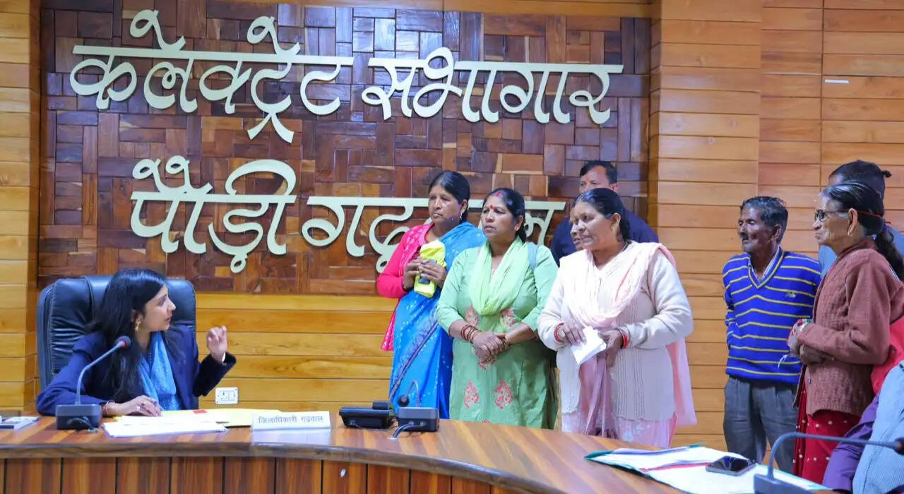 जनता मिलन में डीएम को बताई समस्याएं