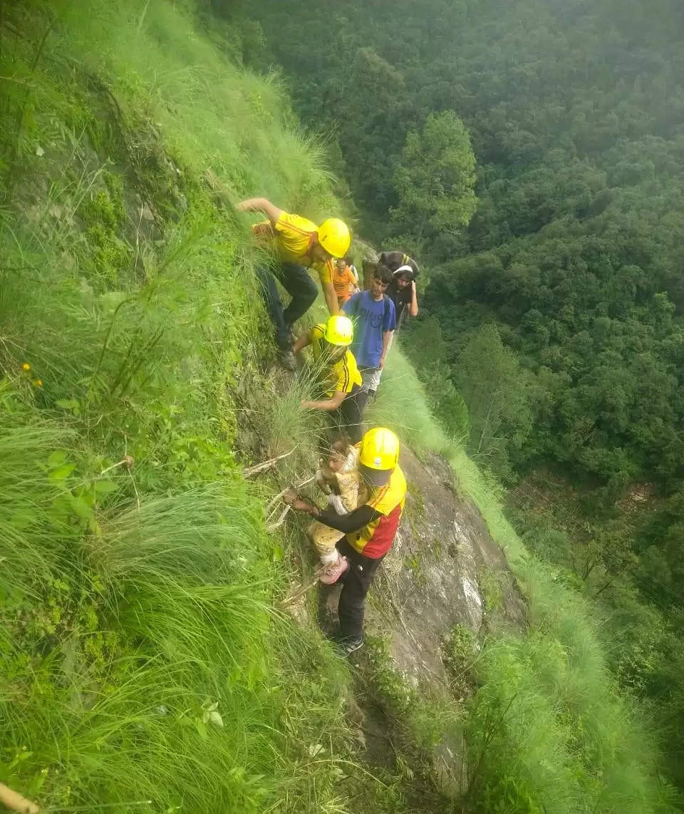 हेलीपैड पर बोल्डर गिरने से नहीं उतर पाया हेलीकॉप्टर, एसडीआरएफ ने एयरलिफ्ट कर 60 यात्रियों को बचाया