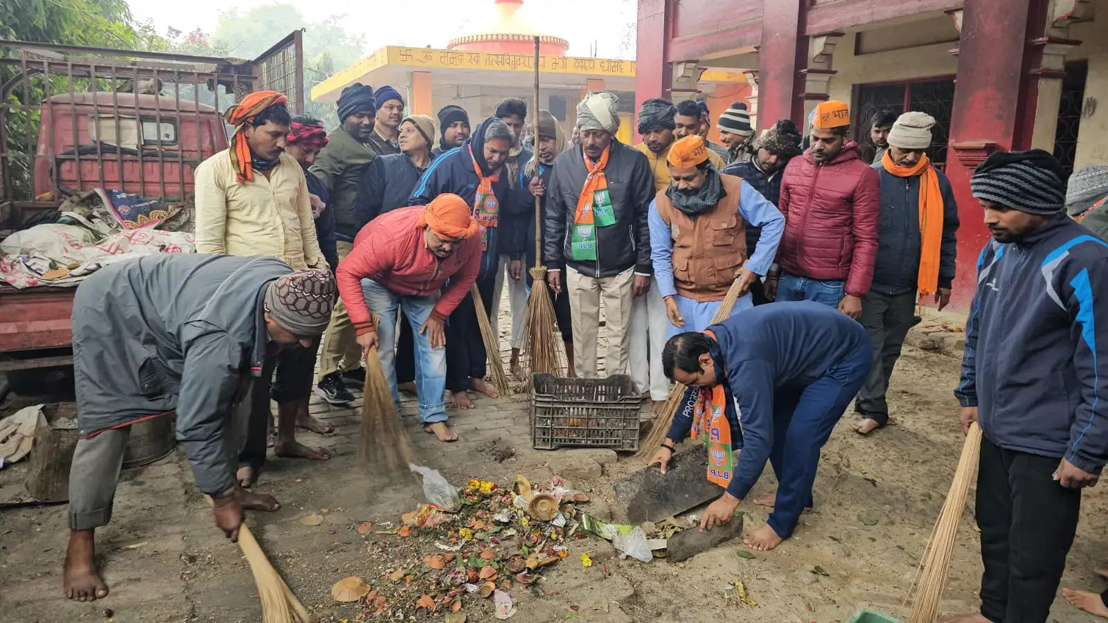 भाजपा कार्यकर्ताओं ने राम मंदिर अगिया-जोगिया वीर बाबा में चलाया स्वच्छता अभियान