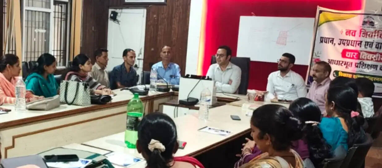 नवनियुक्त पंचायत प्रतिनिधियों को पंचायती राज अधिनियम व नियमों की दी जानकारी