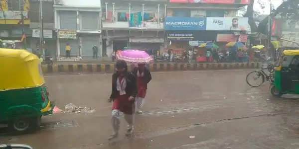 वाराणसी में गरज चमक के साथ तेज बारिश, सरस्वती पूजा की तैयारियों में खलल